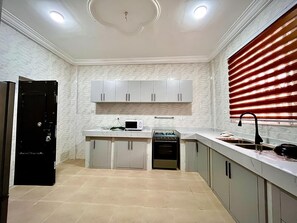 Refrigerador con freezer, microondas, placa de cocina