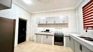 Basic Single Room, 1 Double Bed, Hill View | Private kitchen | Full-size fridge, microwave, stovetop, cookware/dishes/utensils