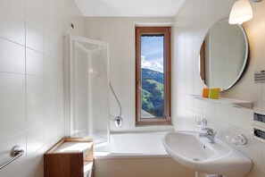 Een douche, een haardroger, handdoeken