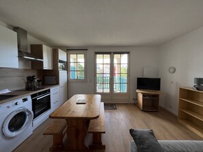 Interior - Apartment 'Le Soleil' with Lake View, Shared Pool (Talmont-Saint-Hilaire)