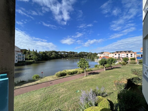 Property grounds - Apartment 'Le Soleil' with Lake View, Shared Pool (Talmont-Saint-Hilaire)