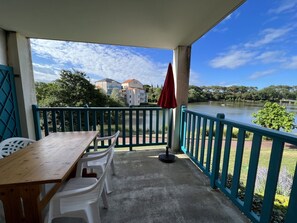Outdoor dining - Apartment 'Le Soleil' with Lake View, Shared Pool (Talmont-Saint-Hilaire)