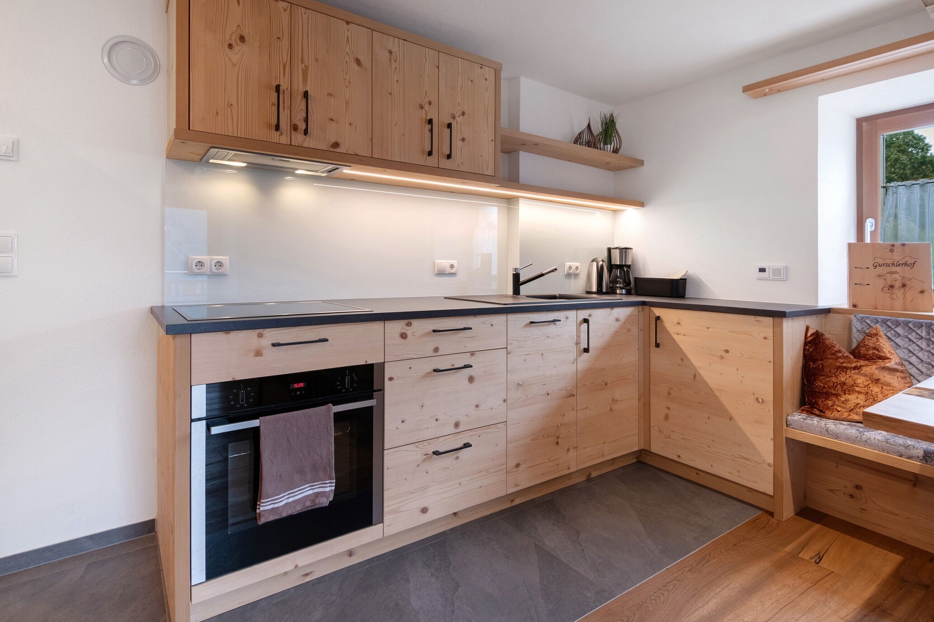 Fridge, oven, stovetop, dishwasher