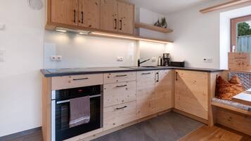 Fridge, oven, stovetop, dishwasher