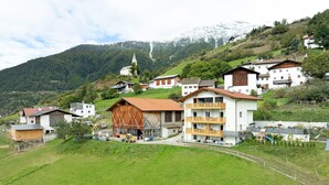 A rural village with a church, a wooden barn, and residential buildings. - Apartment 'Morgenrot' with Mountain View, Shared Garden and Wi-Fi (Lasa)
