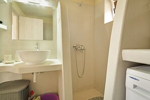 Shower, hair dryer, towels - Apartment 'Angel’s  1' with Shared Terrace, Wi-Fi and Air Conditioning (Kithira)