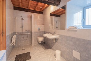 Douche, sèche-cheveux, serviettes fournies