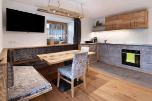 Een koelkast, een oven, een kookplaat, een vaatwasser