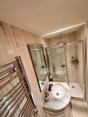 Dusche, Haartrockner, Handtücher