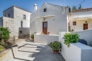 Terrace/patio - Apartment 'Angel’s Studio' with Shared Terrace, Wi-Fi and Air Conditioning (Kithira)