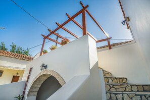 Property grounds - Apartment 'Angel’s Studio' with Shared Terrace, Wi-Fi and Air Conditioning (Kithira)