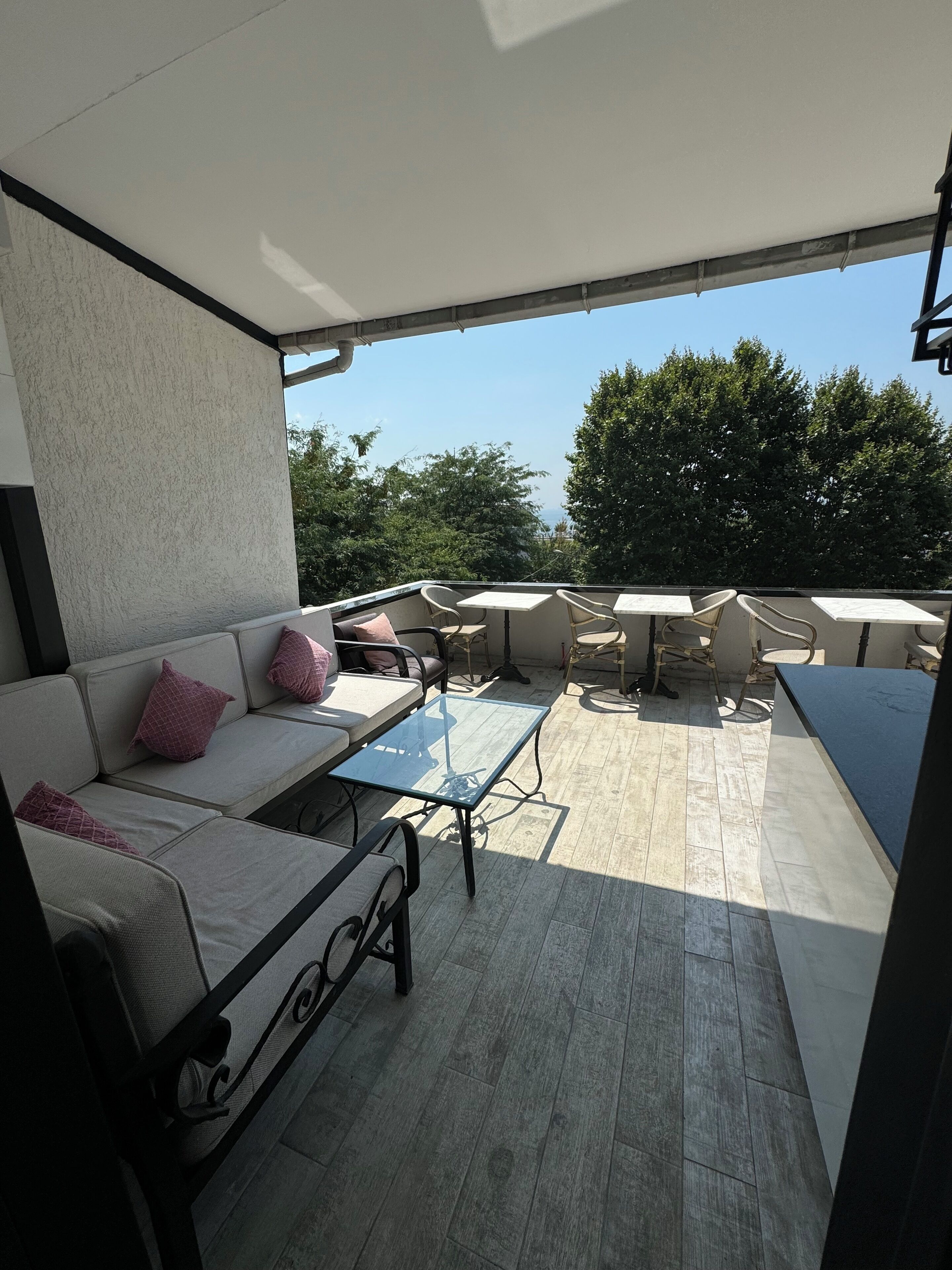 Een 80-inch lcd-televisie met satellietzenders