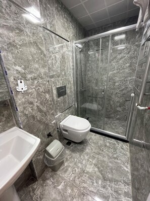 Shower, hair dryer, slippers, towels - Aratapartments (Istanbul)