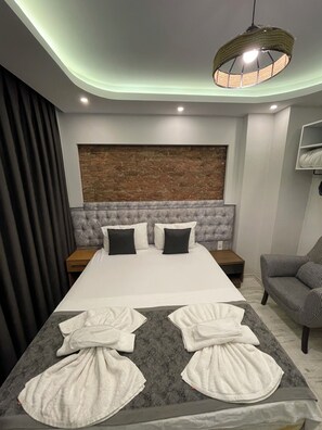 Egyptian cotton sheets, premium bedding, blackout drapes, soundproofing - Aratapartments (Istanbul)