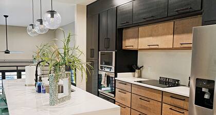 Rooftop Patio / 3 Mins to Downtown / Stylish House