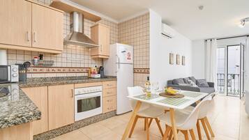 Een koelkast, een magnetron, een oven, een kookplaat