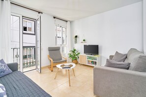 TV - Apartment 'Apartamento B Y G Nerja' with Mountain Views, Wi-Fi and Air Conditioning (Nerja)