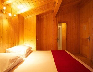 5 bedrooms, iron/ironing board, free WiFi, bed sheets