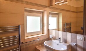 Shower, towels - Apartment 'Appartamento Incantevole In Villa' with Sea View, Wi-Fi and Air Conditioning (Santa Maria)