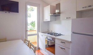 Fridge, oven, stovetop, coffee/tea maker - Apartment 'Appartamento Incantevole In Villa' with Sea View, Wi-Fi and Air Conditioning (Santa Maria)