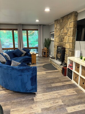 Smart TV, chimenea, videojuegos