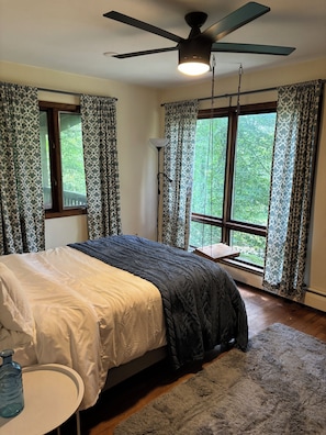 4 makuuhuonetta, työpöytä, silitysrauta/-lauta, vauvan matkasänky