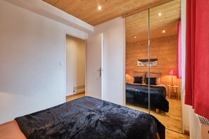 2 bedrooms, bed sheets