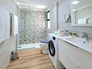 Shower, hair dryer, towels - Vacation Home 'Canaima 223' with Sea View, Wi-Fi and Air Conditioning (Puerto Rico)