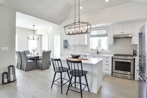 Fridge, microwave, oven, stovetop - Blue Heron Cottage (#18) (Muskoka Lakes)