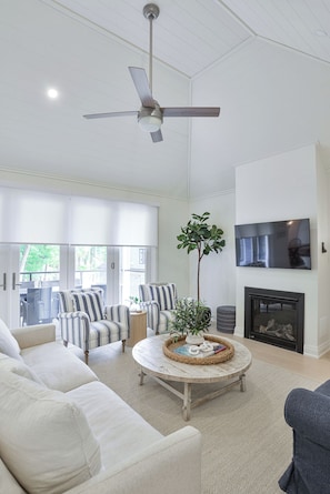 TV, fireplace