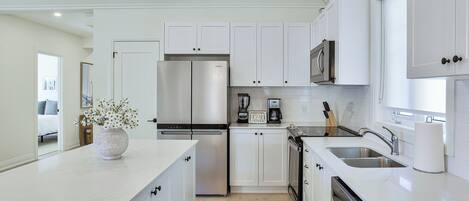 Refrigerador, microondas, horno y parrilla de estufa