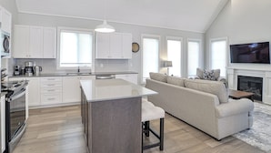 Coffee/tea maker, fridge, microwave, oven - Woodmere Cottage (#7) (Muskoka Lakes)