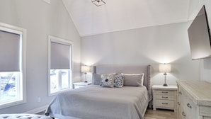 3 bedrooms, iron/ironing board, WiFi, bed sheets - Woodmere Cottage (#7) (Muskoka Lakes)