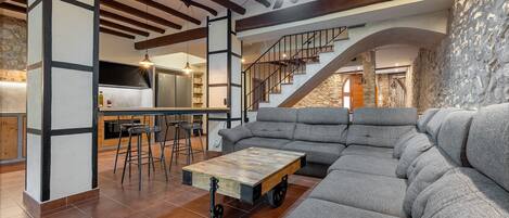 Télévision, cheminée, chaîne hi-fi