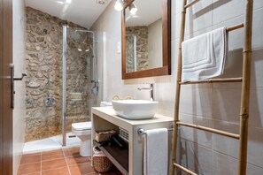 Dusche, kostenlose Toilettenartikel, Haartrockner, Handtücher