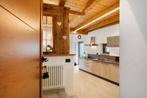 Kjøleskap, mikrobølgeovn, kokeplater og oppvaskmaskin