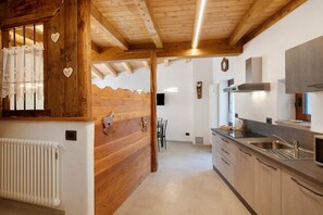 Kjøleskap, mikrobølgeovn, kokeplater og oppvaskmaskin