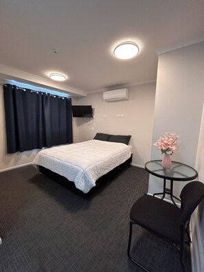 Deluxe Room | Iron/ironing board, free WiFi, bed sheets - Te Rapa Motor Inn (Hamilton)