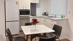 Habitación exclusiva doble de uso individual | Cocina privada | Frigorífico pequeño, microondas y placa de cocina