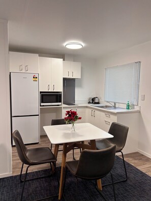 Frigobar, microondas, placa de cocina