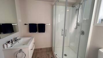 Deluxe Room | Bathroom | Shower, rainfall showerhead, free toiletries, towels