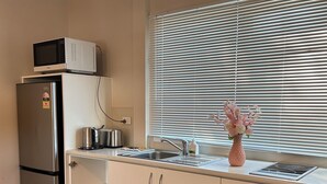 Habitación exclusiva doble de uso individual | Cocina privada | Frigorífico pequeño, microondas y placa de cocina
