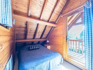 2 bedrooms, iron/ironing board, travel cot, free WiFi