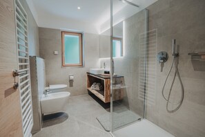 Dusche, Haartrockner, Handtücher