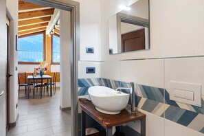 Douche, séchoir à cheveux, serviettes fournies