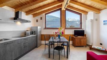 Réfrigérateur, micro-ondes, plaque de cuisson, lave-vaisselle