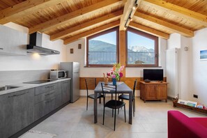 KĂŒhlschrank, Mikrowelle, Herdplatte, GeschirrspĂŒler