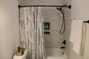 Bidet, towels, soap, shampoo - Entire House In Baton Rouge (Baton Rouge)