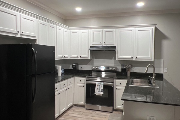 Kjøleskap, mikrobølgeovn, ovn og kokeplater