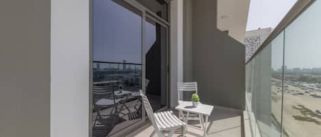 Comfort-Apartment, Balkon, Stadtblick | 1 Schlafzimmer, schallisolierte Zimmer, Bügeleisen/Bügelbrett